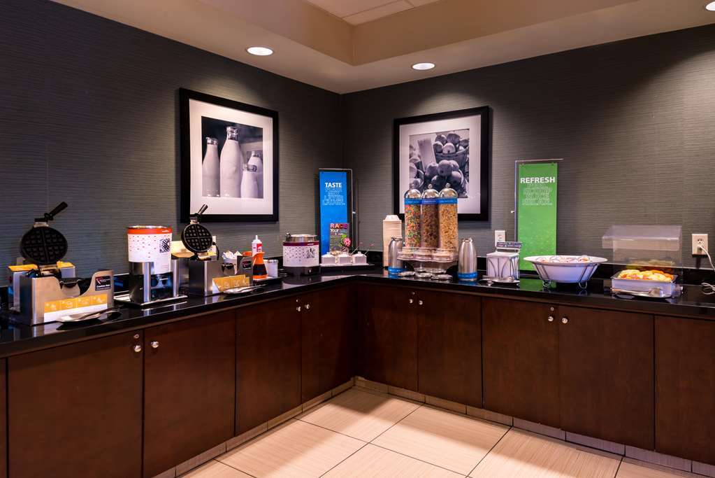 Hampton Inn & Suites National Harbor/Alexandria Area Restaurant photo